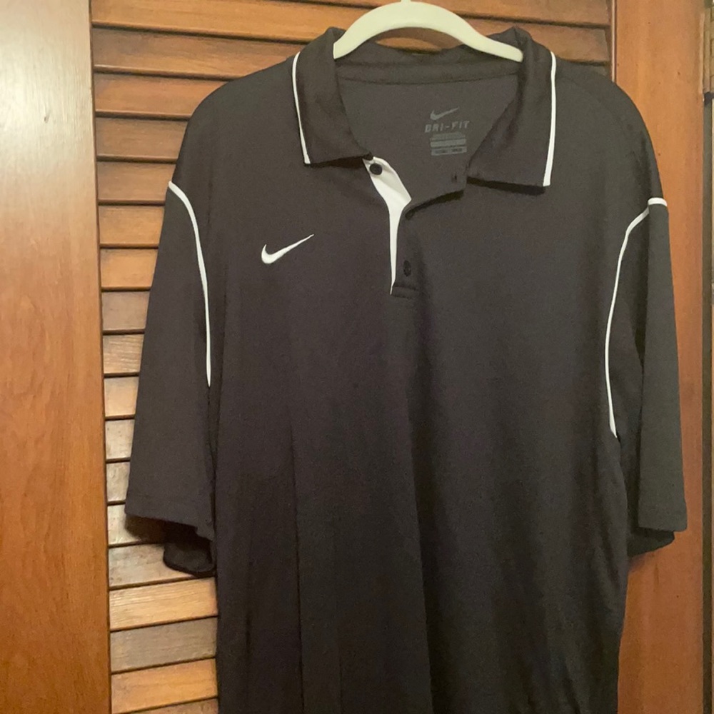 Nike game day polo, NEVER WORN. Nice and light.